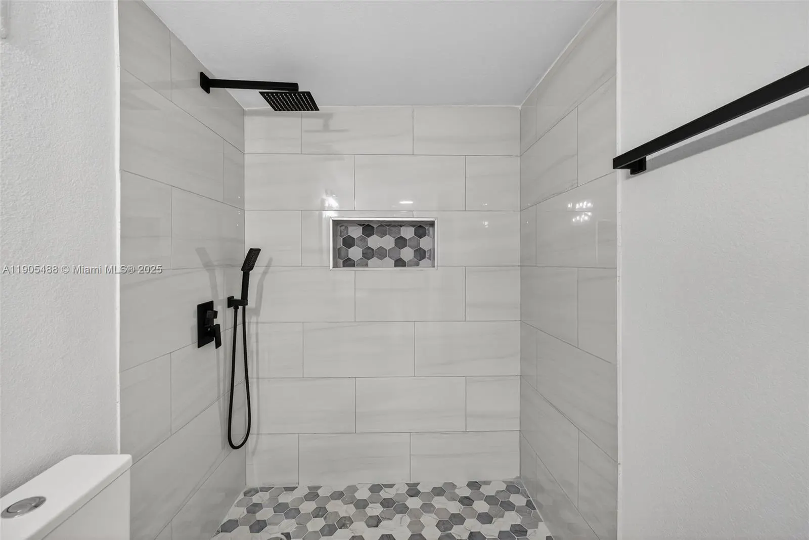 6190 Woodlands Blvd, #106