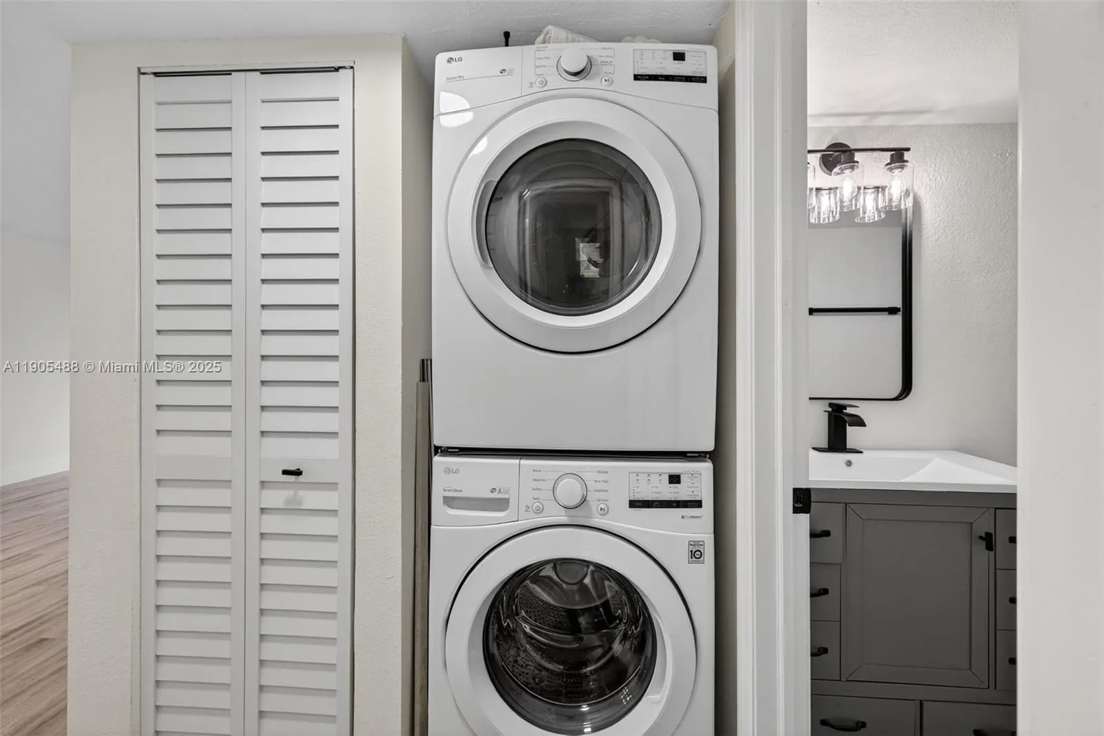 6190 Woodlands Blvd, #106