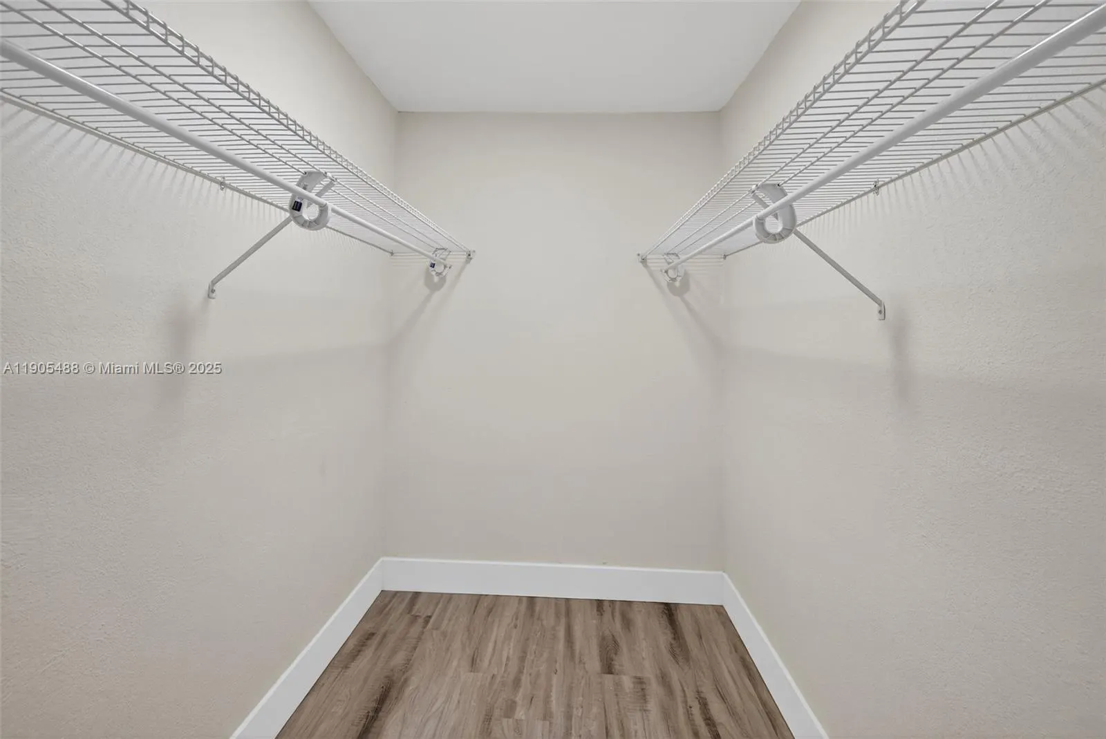 6190 Woodlands Blvd, #106