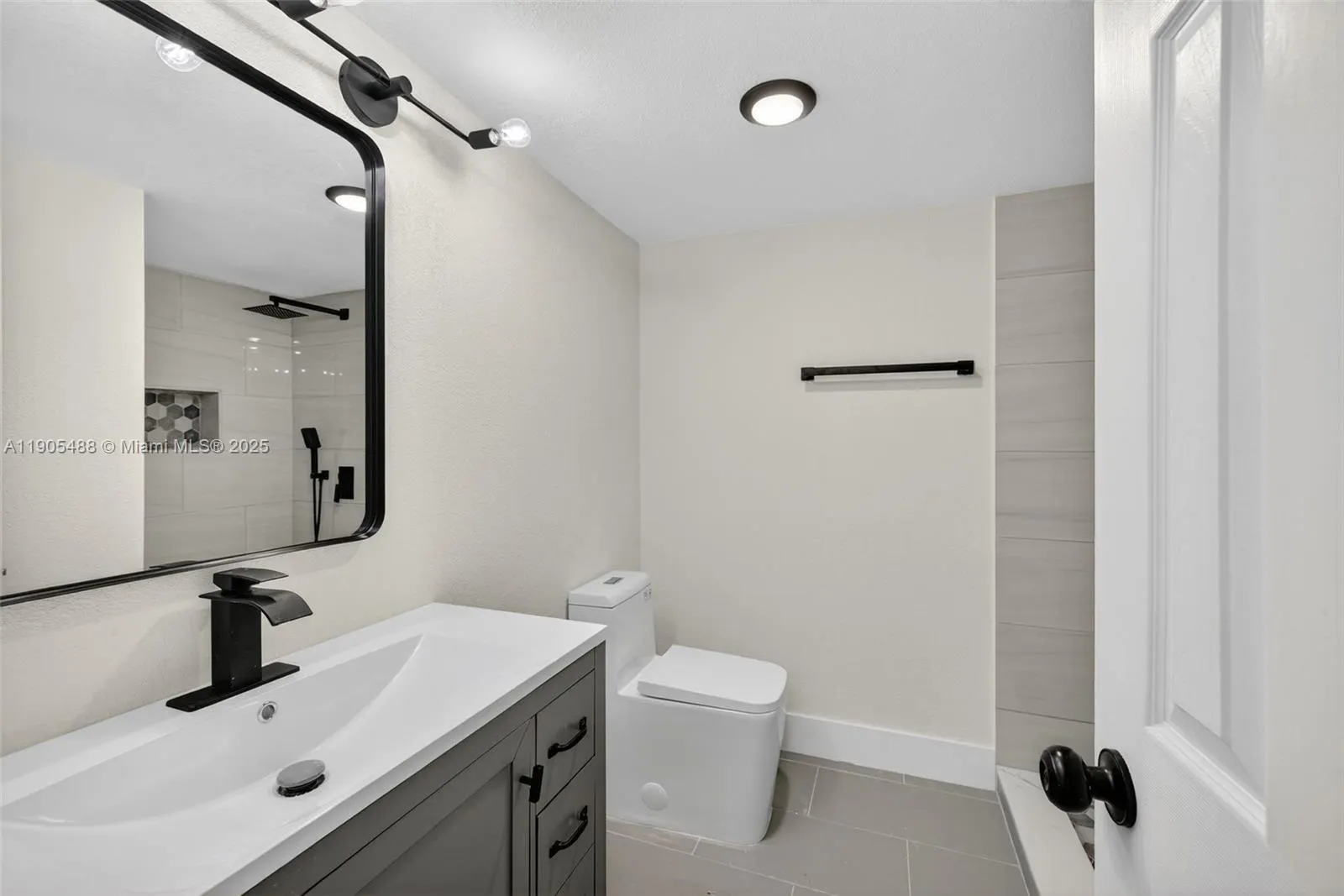 6190 Woodlands Blvd, #106