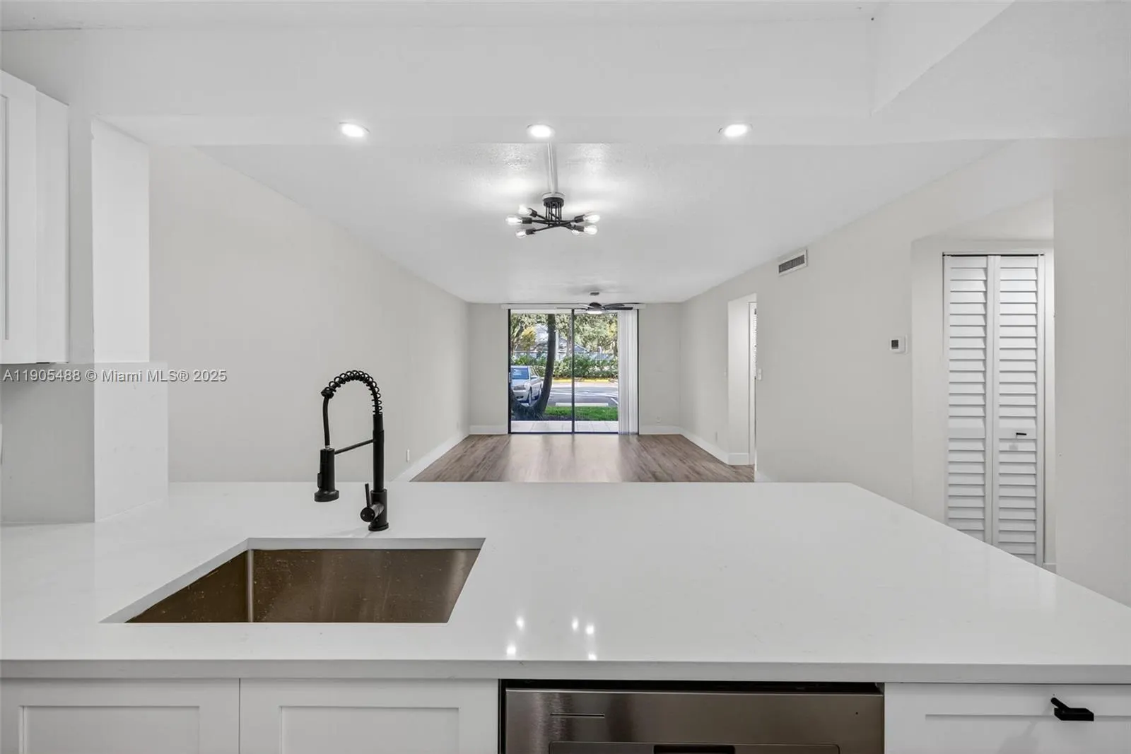 6190 Woodlands Blvd, #106