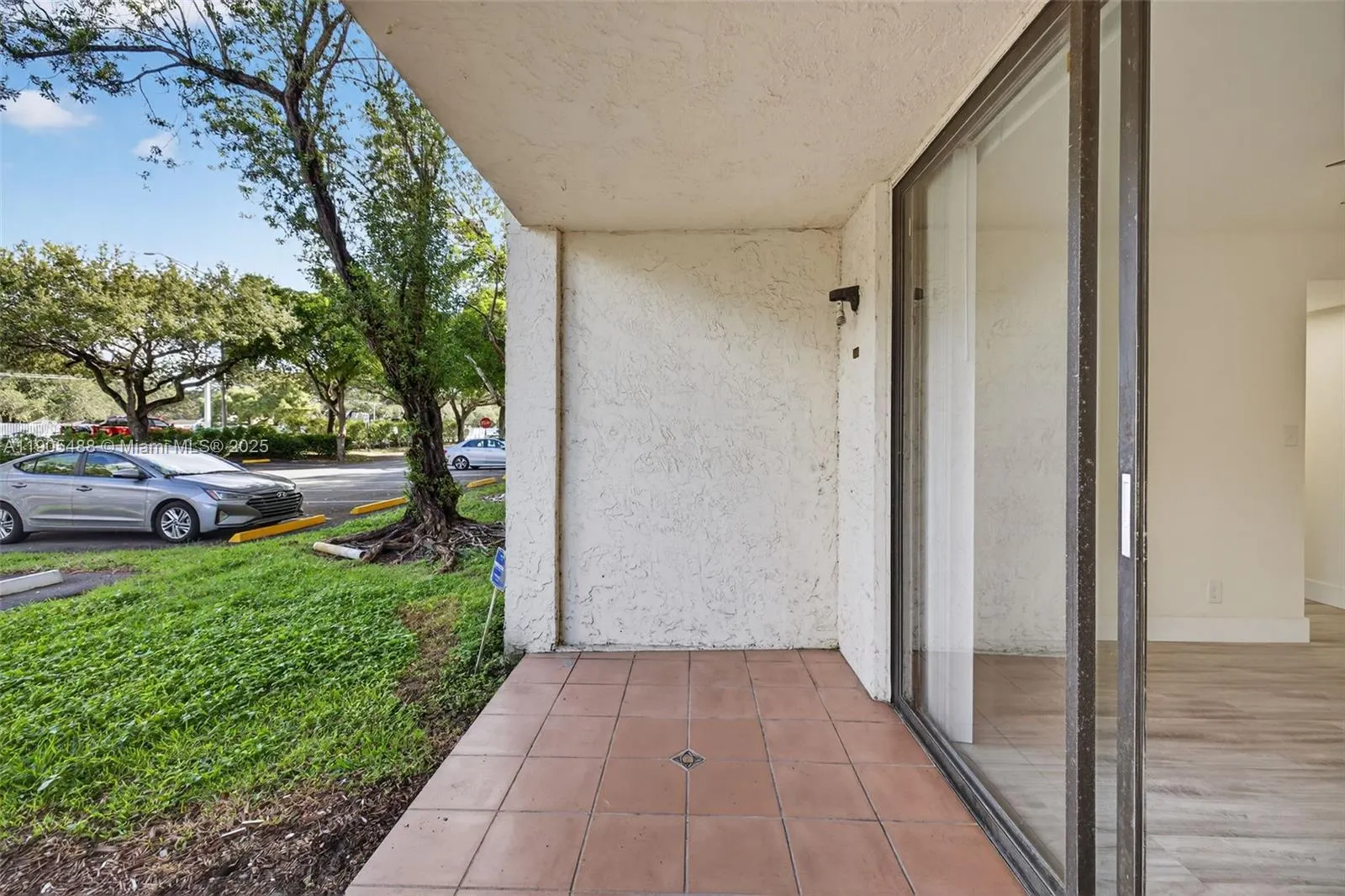 6190 Woodlands Blvd, #106