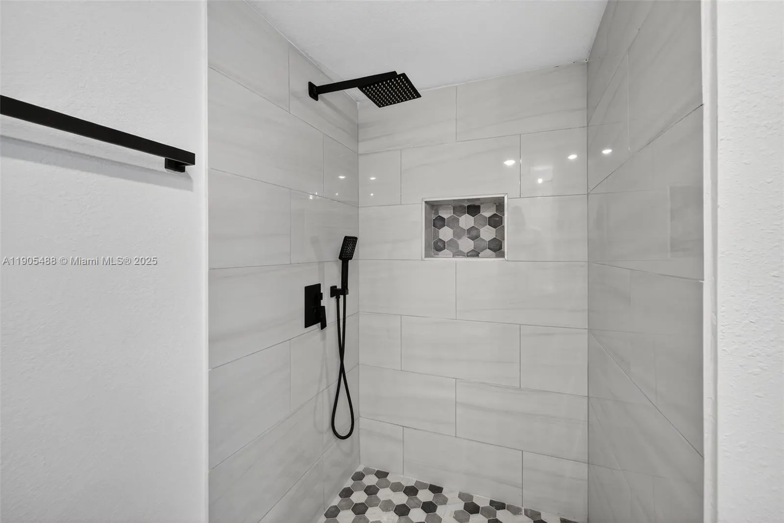 6190 Woodlands Blvd, #106