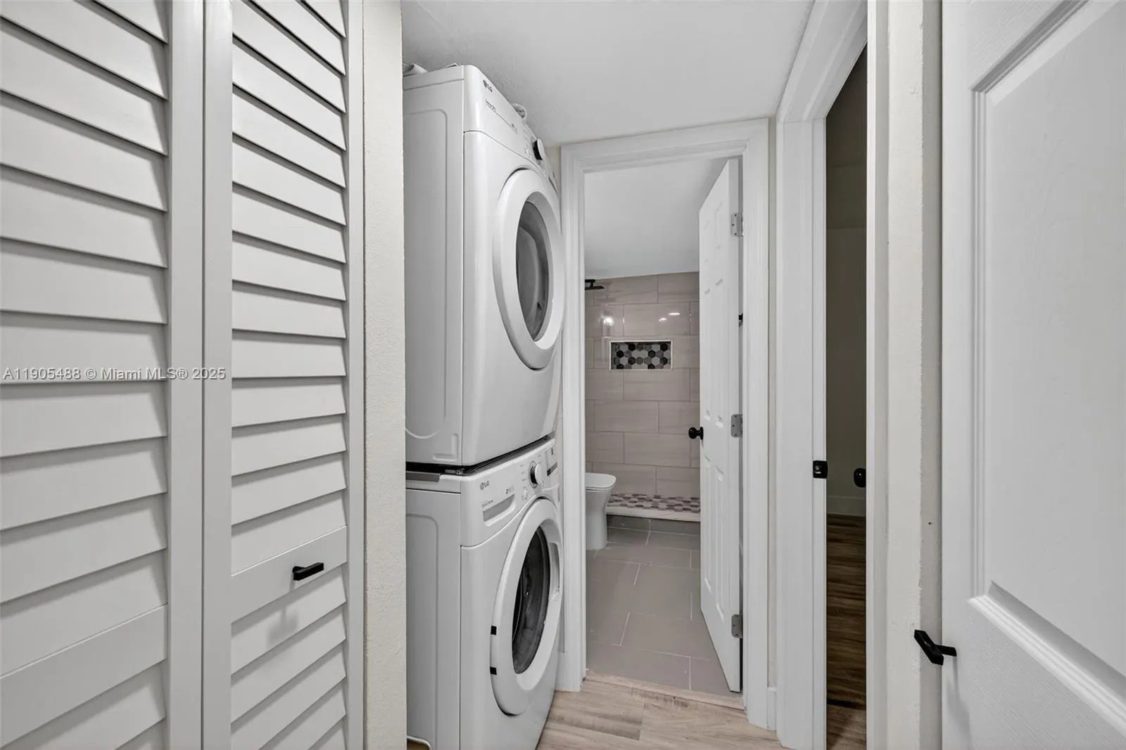 6190 Woodlands Blvd, #106