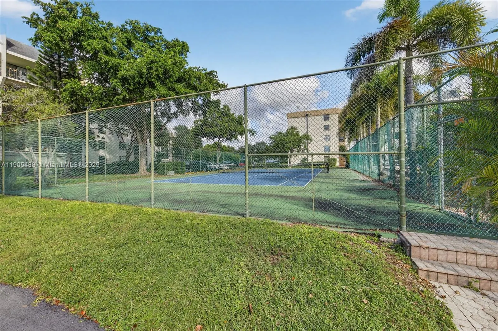 6190 Woodlands Blvd, #106