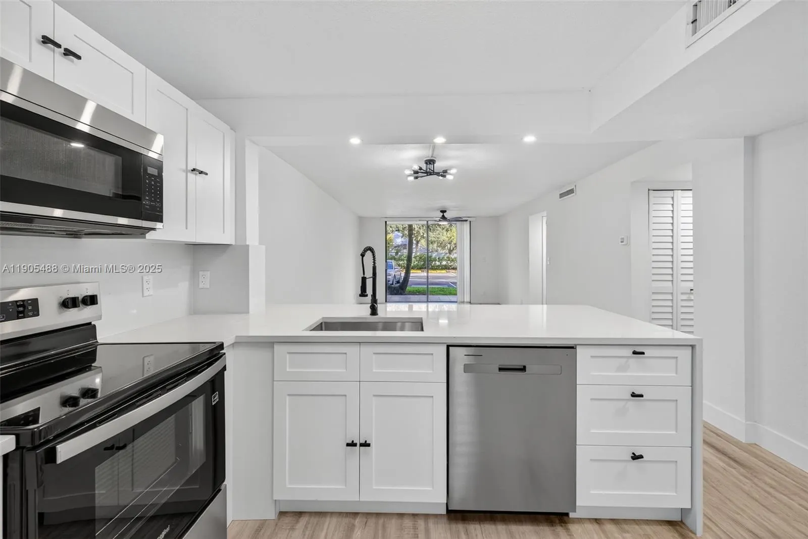 6190 Woodlands Blvd, #106