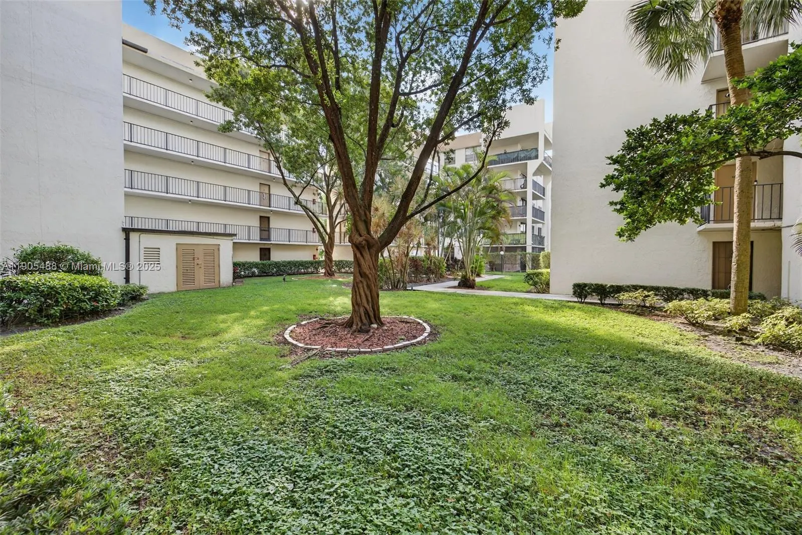 6190 Woodlands Blvd, #106