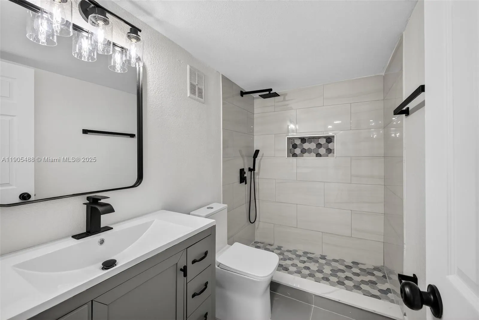 6190 Woodlands Blvd, #106