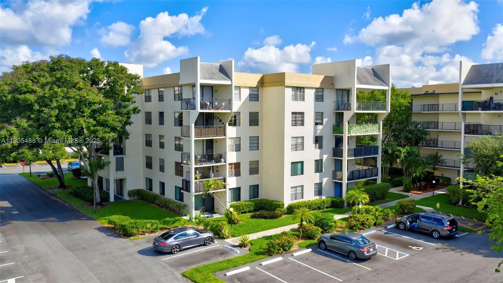 6190 Woodlands Blvd, #106