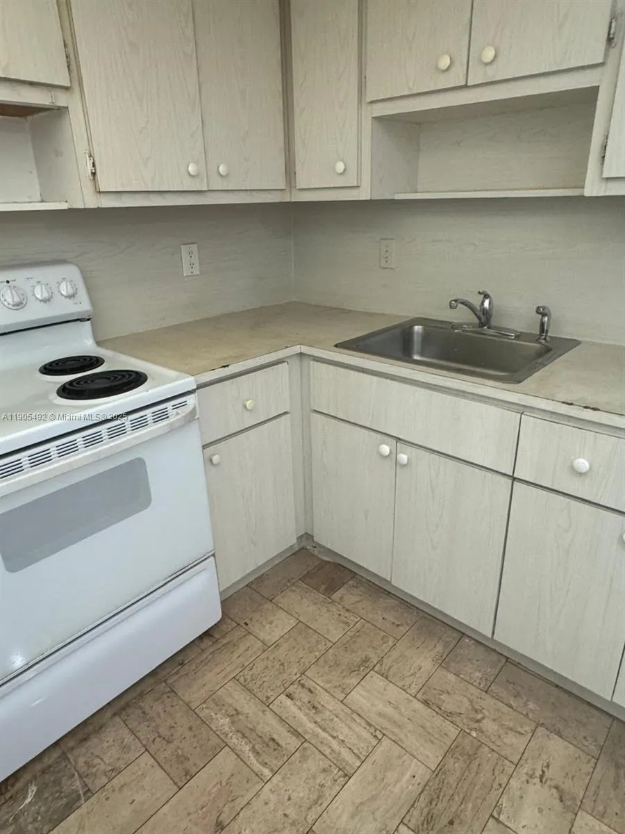 15600 NW 7th Ave, #808