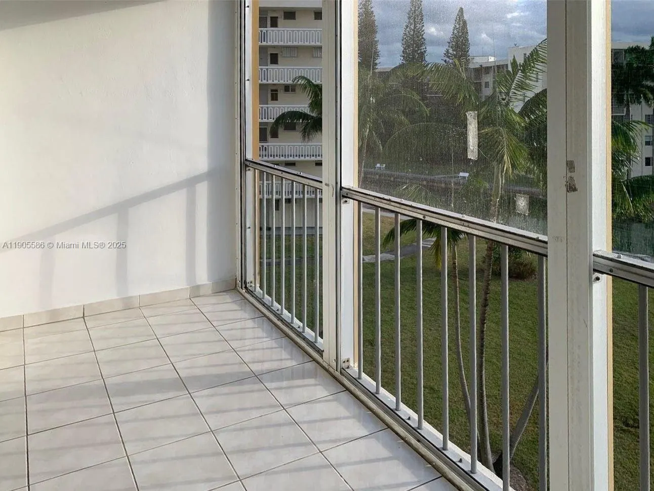 2855 Leonard Dr, #H404