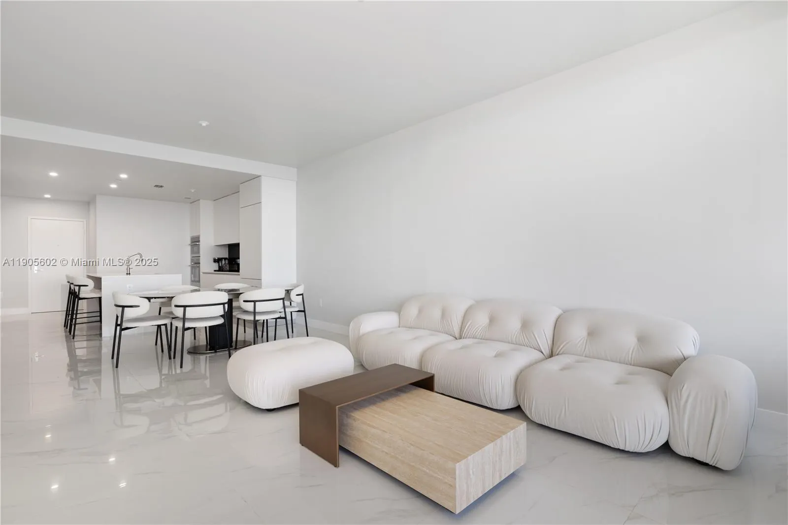 700 NE 24th St, #4002