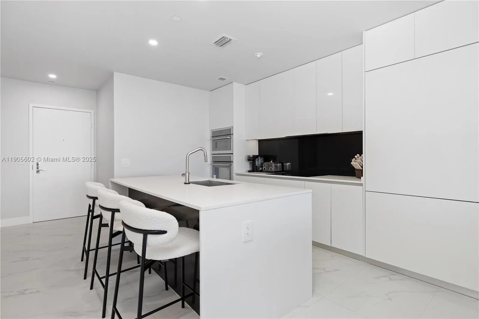 700 NE 24th St, #4002