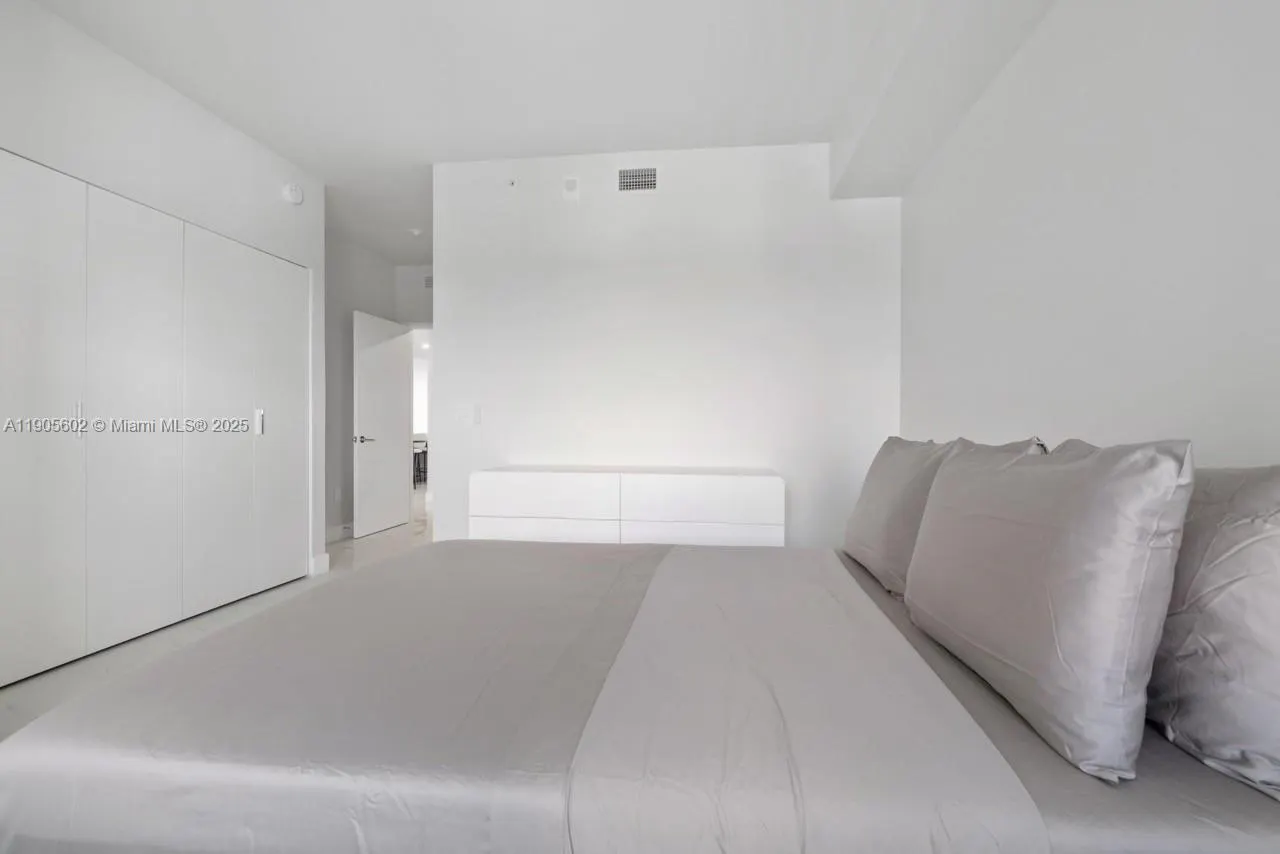 700 NE 24th St, #4002