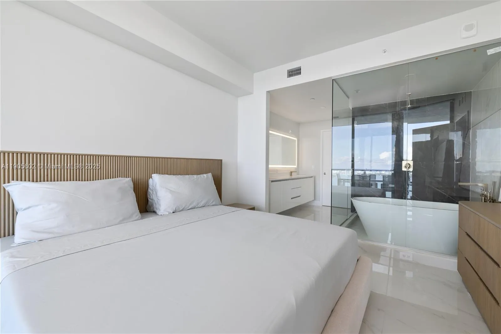 700 NE 24th St, #4002