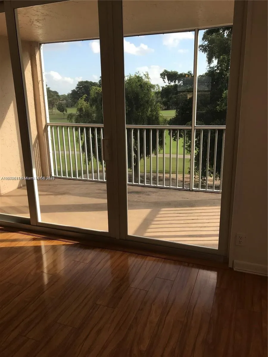 250 Jacaranda Dr, #402