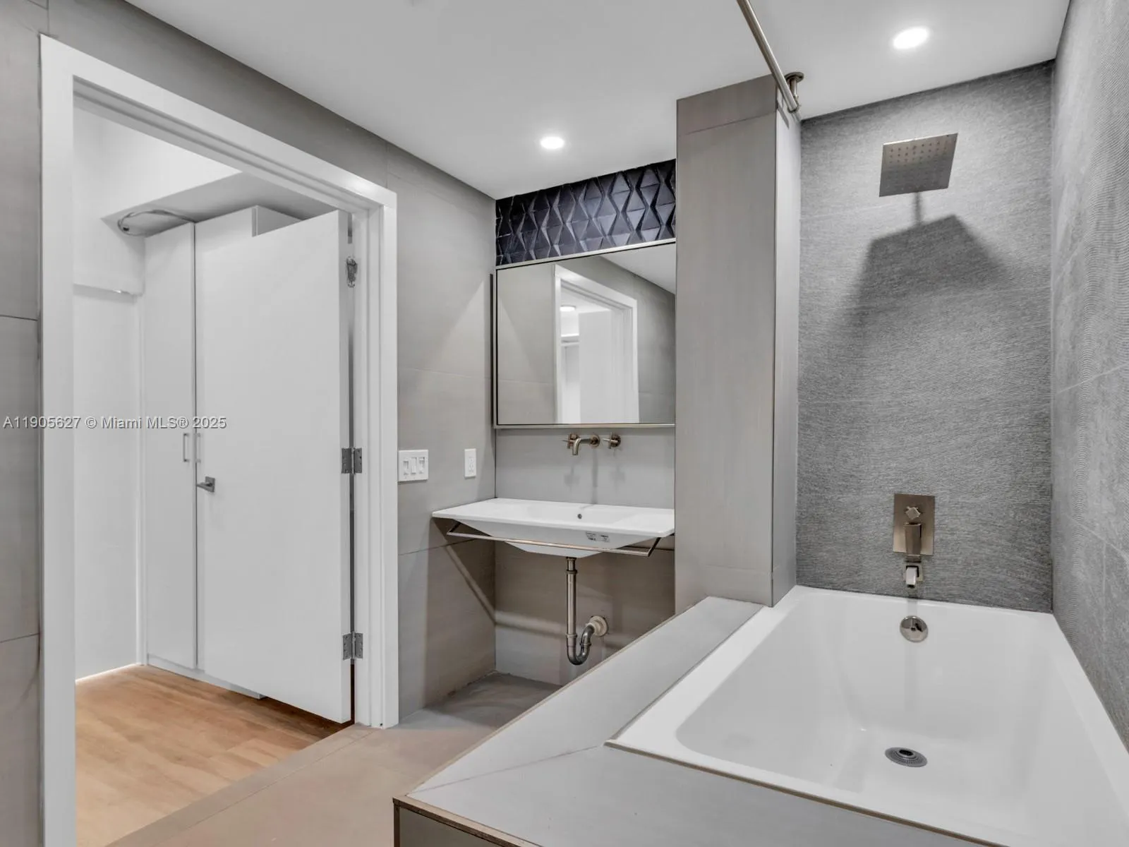 725 NE 22nd St, #16A