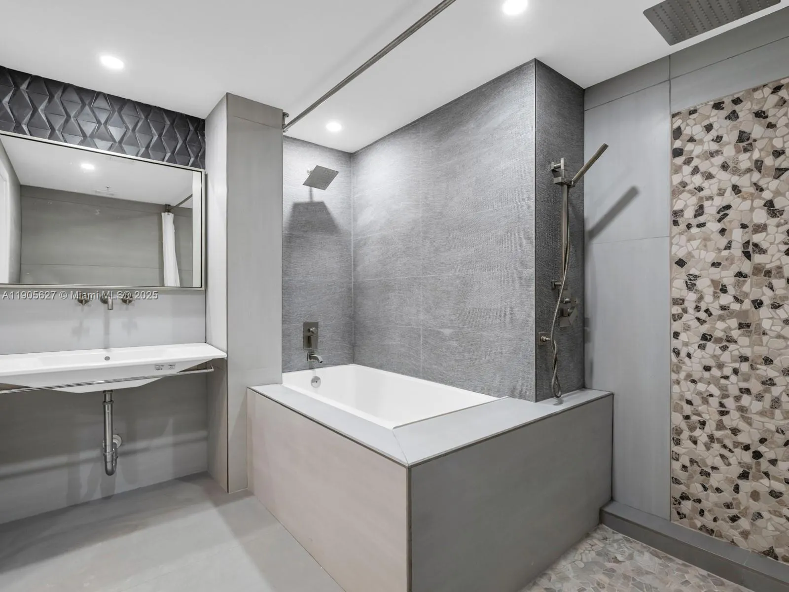 725 NE 22nd St, #16A