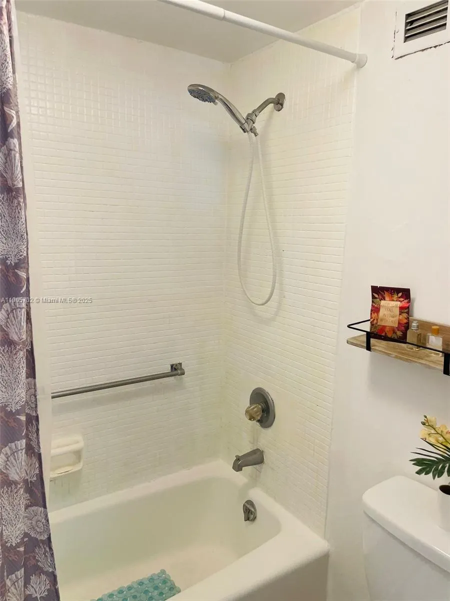 2899 Collins Ave, #648