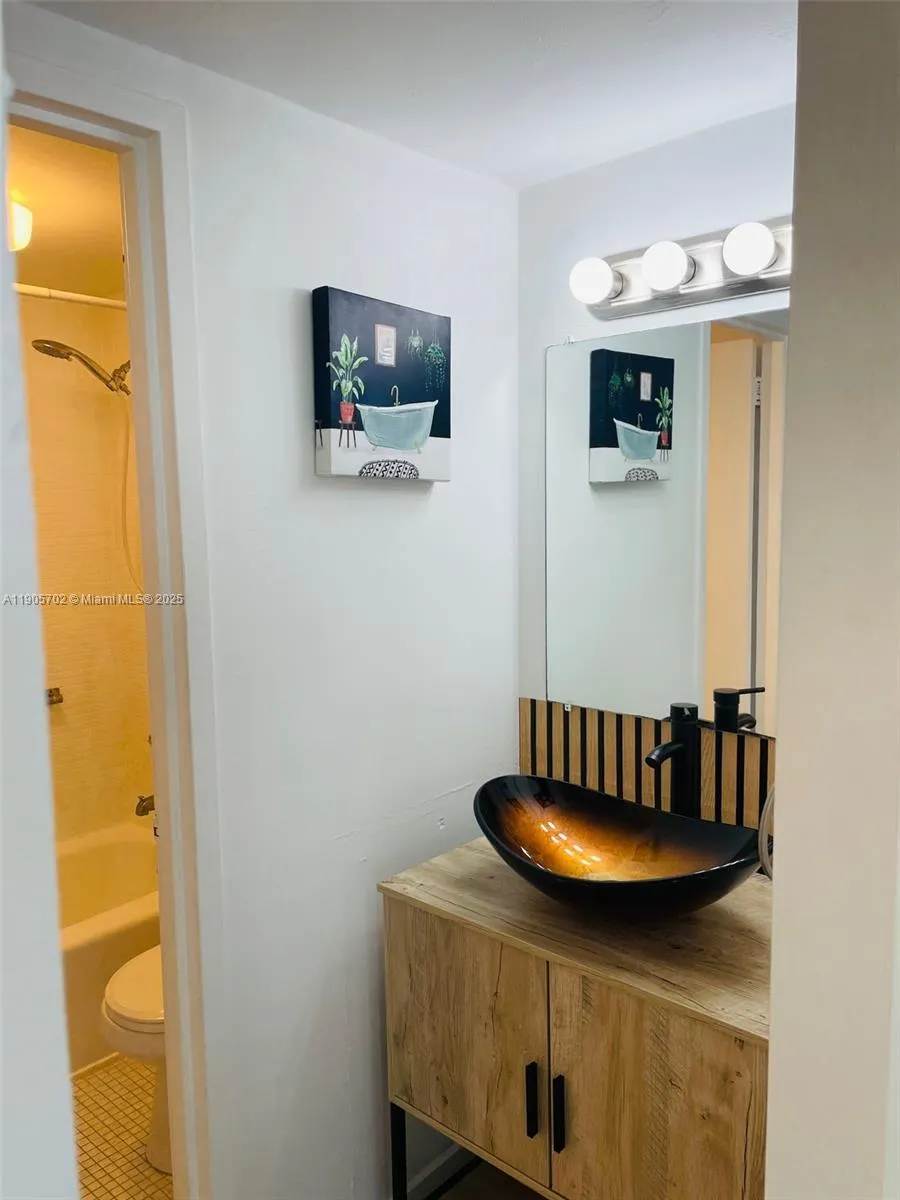 2899 Collins Ave, #648