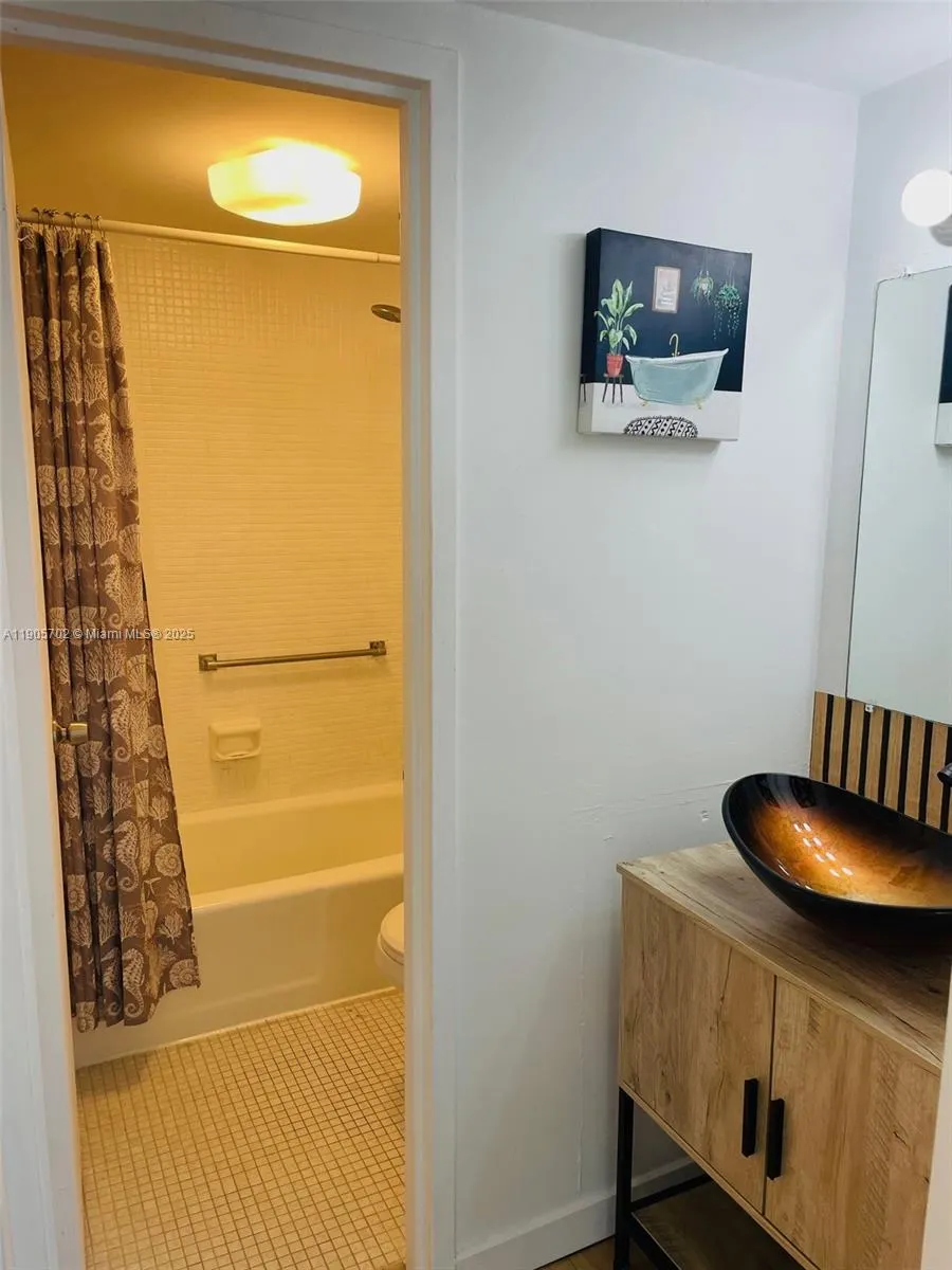 2899 Collins Ave, #648