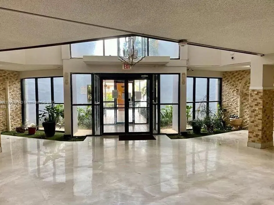 2025 NE 164th St, #1002