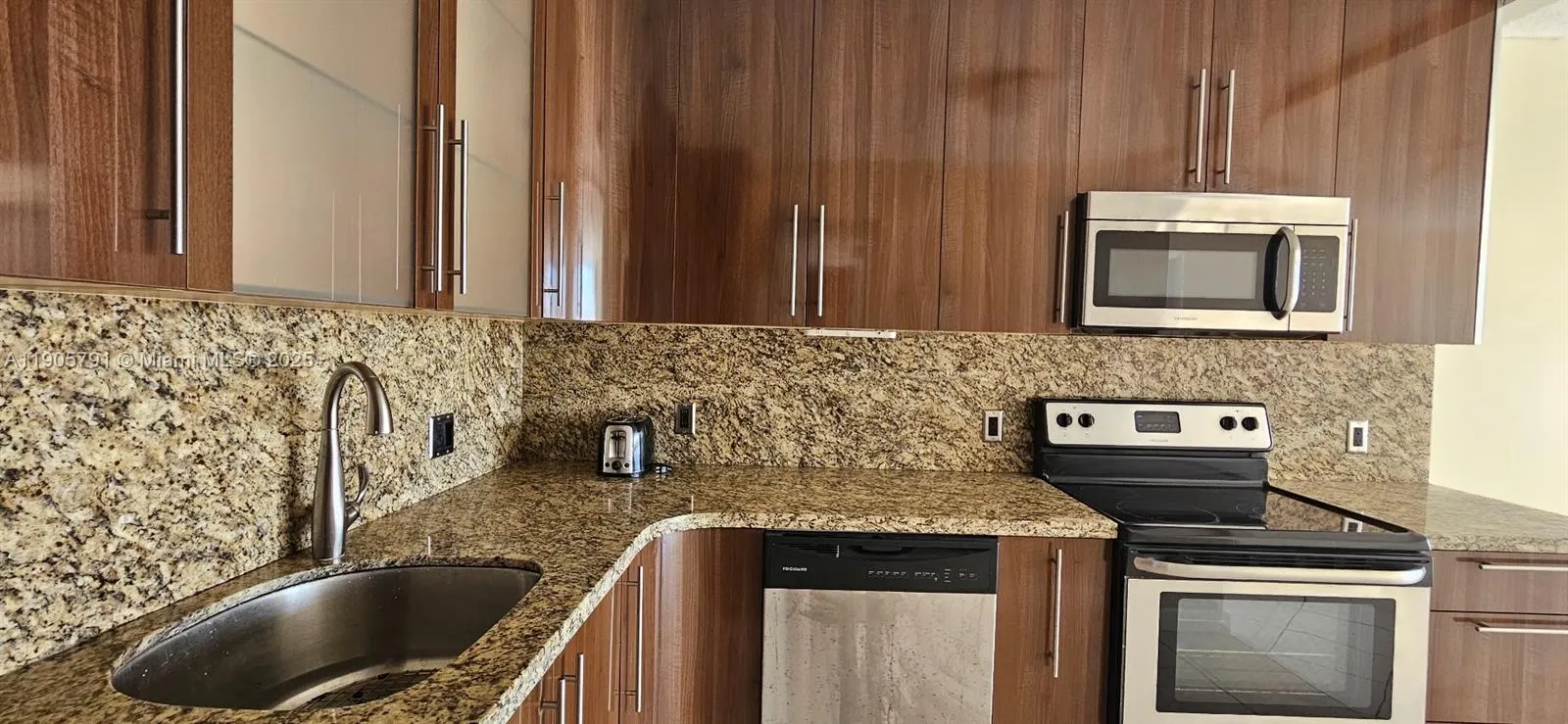 2025 NE 164th St, #1002