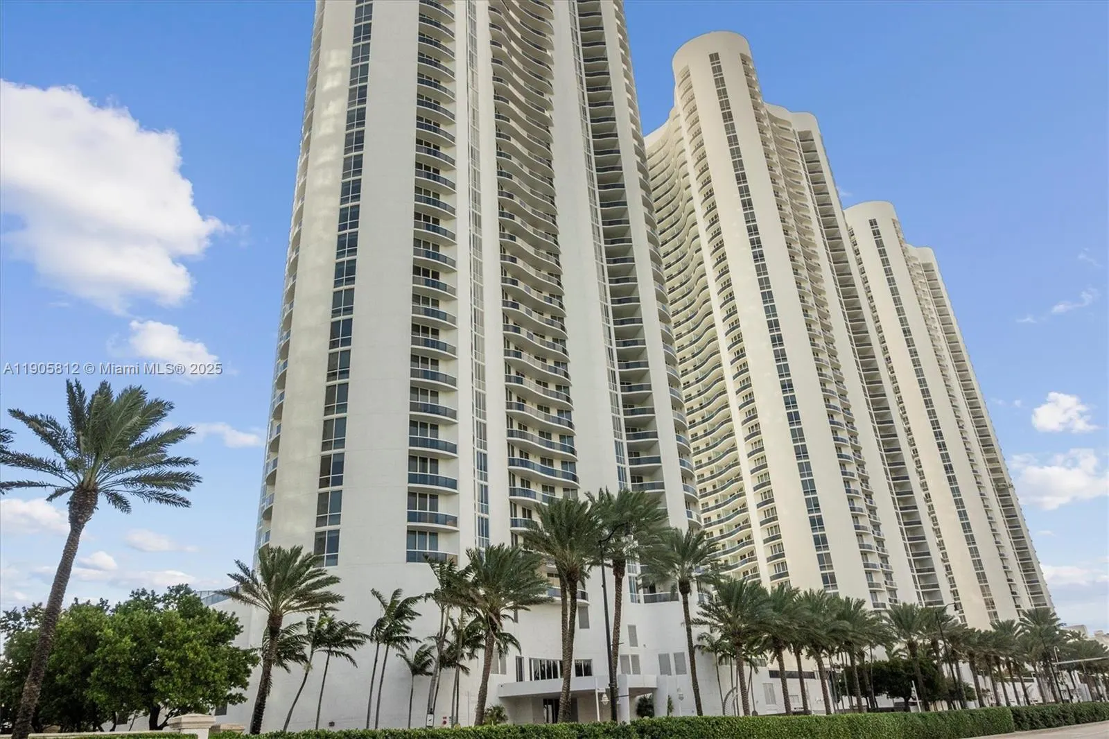 15811 Collins Ave, #3405
