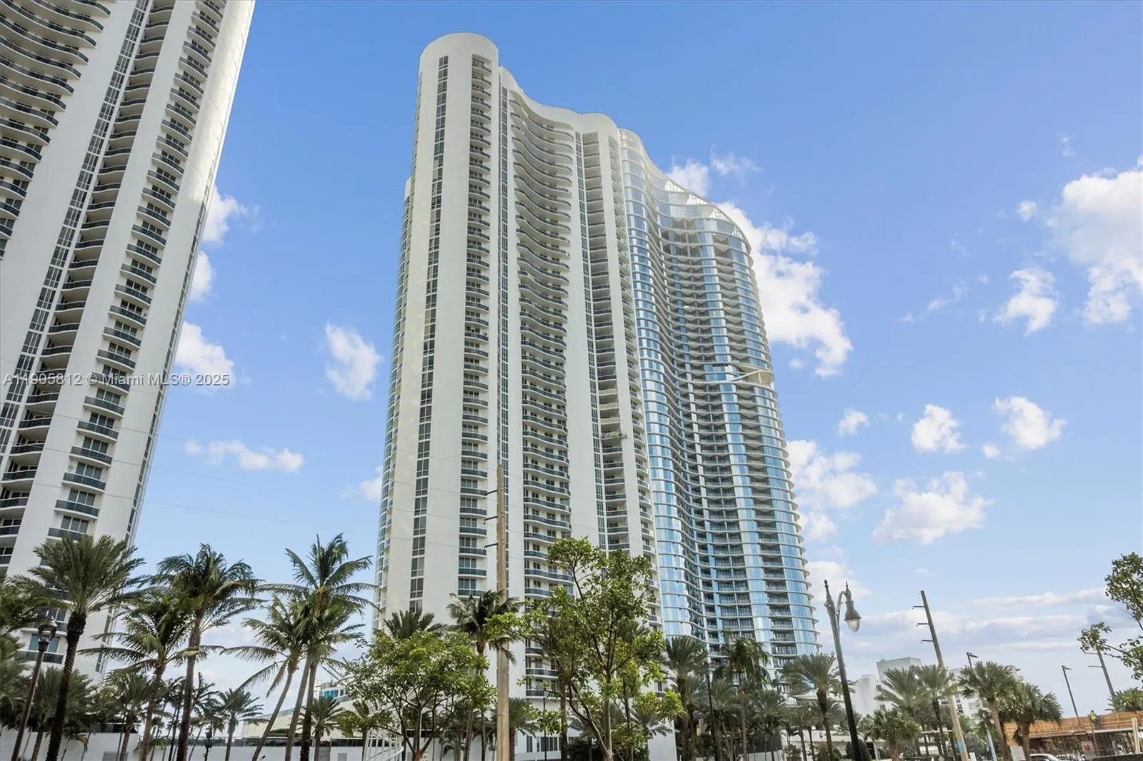 15811 Collins Ave, #3405