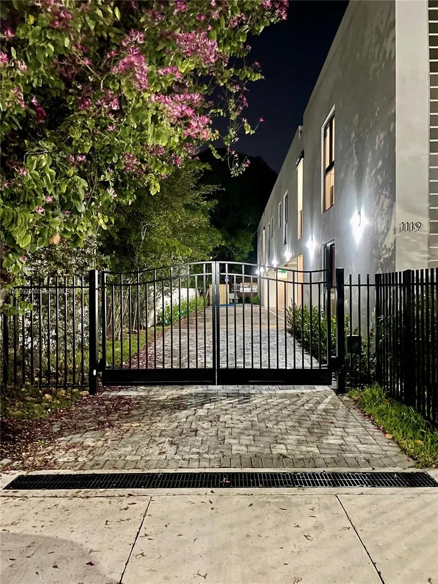 1119 SW 6th St, #102