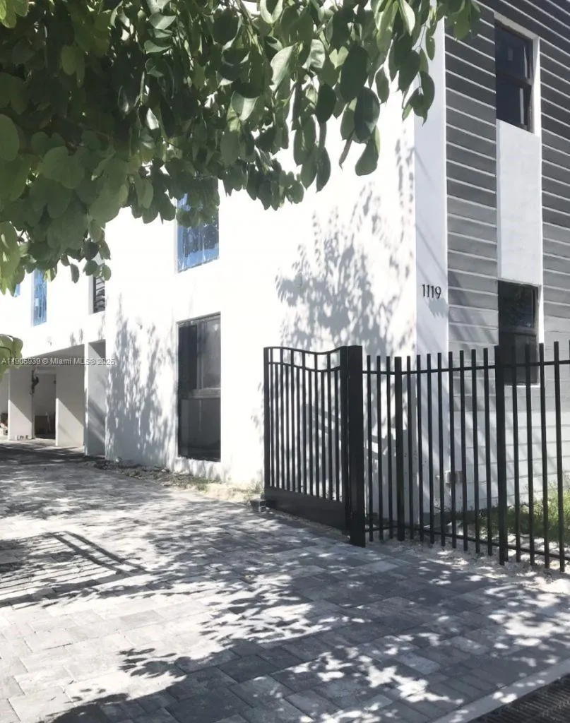 1119 SW 6th St, #102