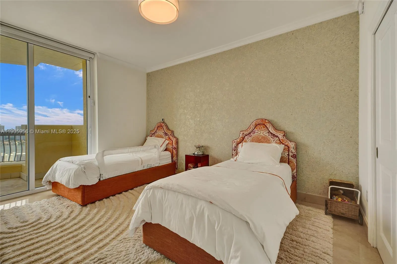 17875 Collins Ave, #2605