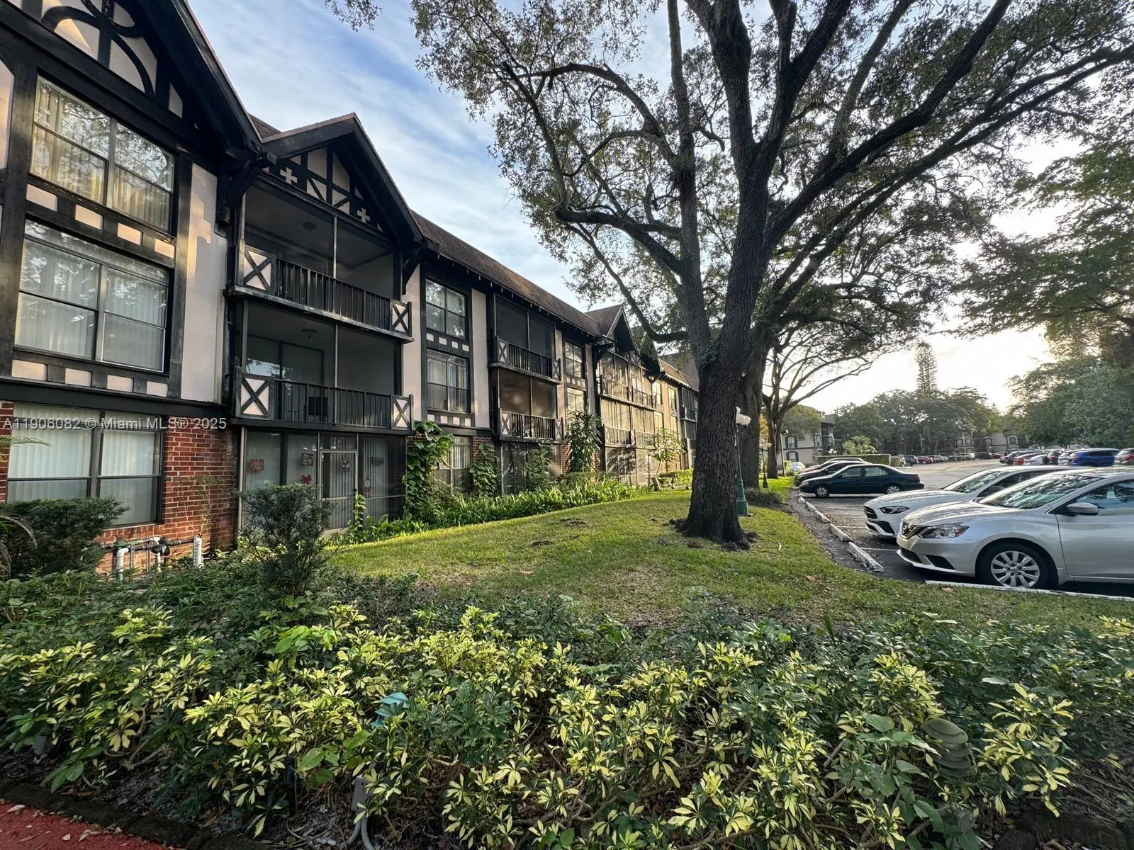 3730 Inverrary Dr, #3B