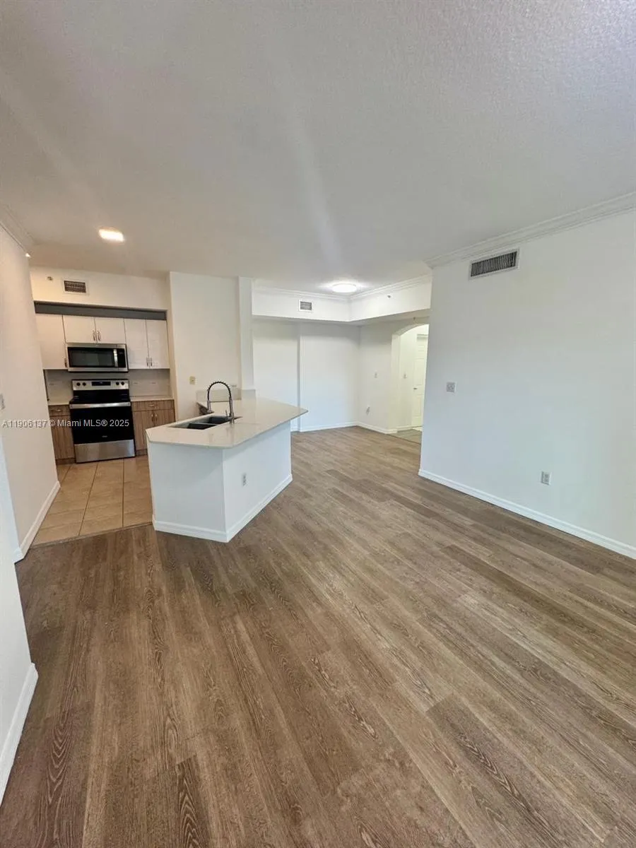 9172 Collins Ave, #212