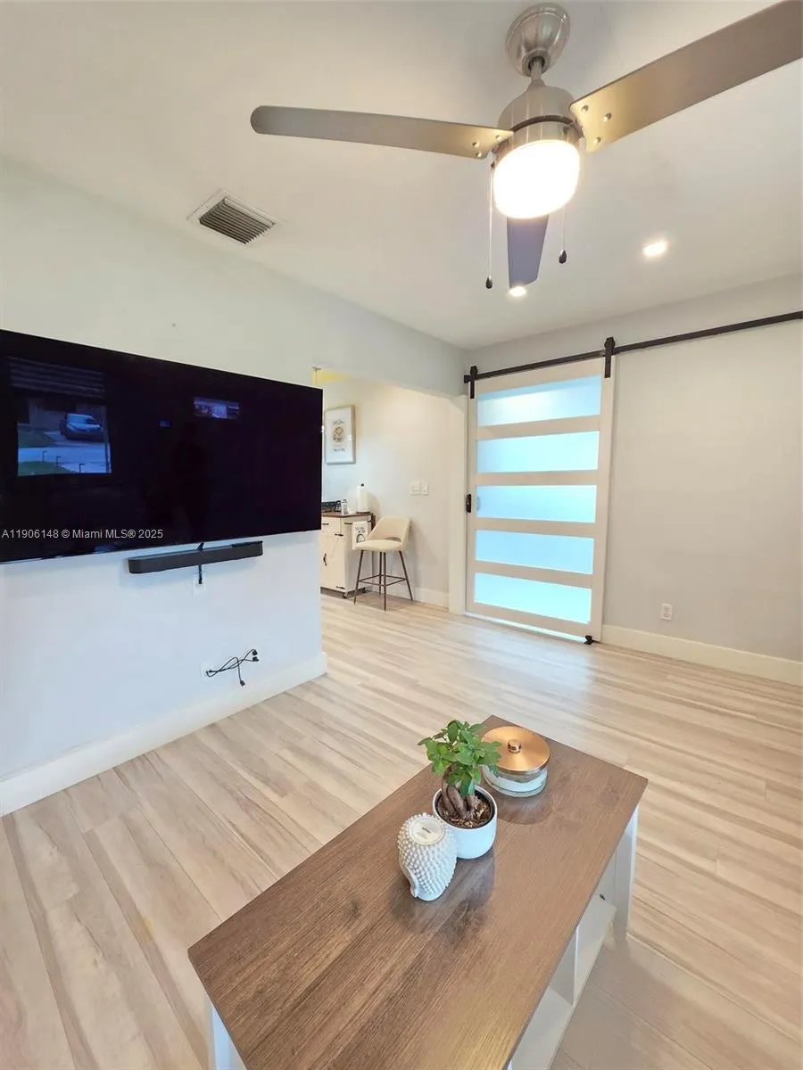 250 NE 42nd St, #250