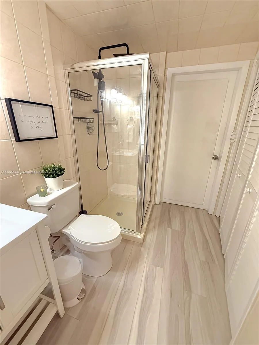 250 NE 42nd St, #250