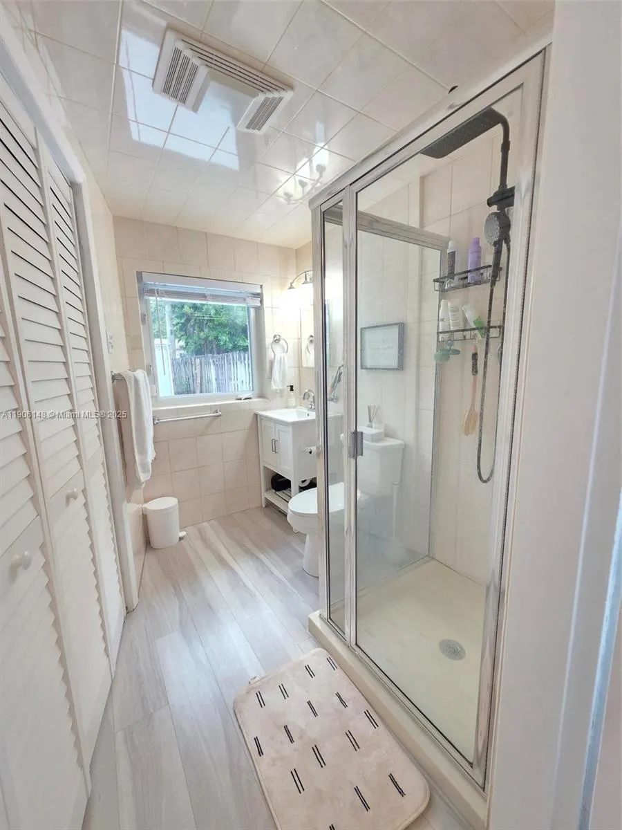 250 NE 42nd St, #250