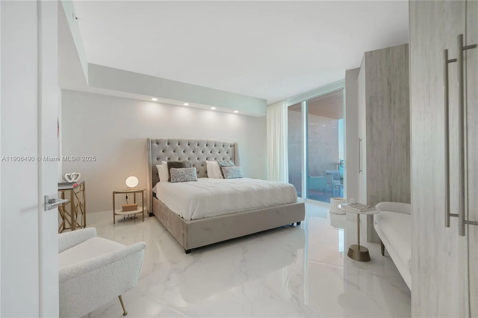 300 S Pointe Dr, #4306