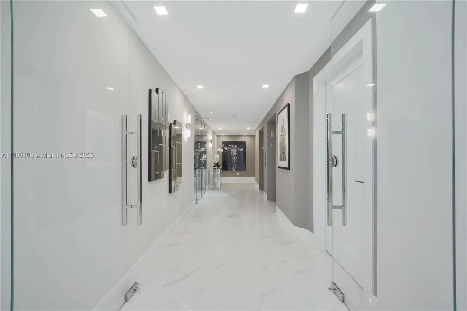 300 S Pointe Dr, #4306