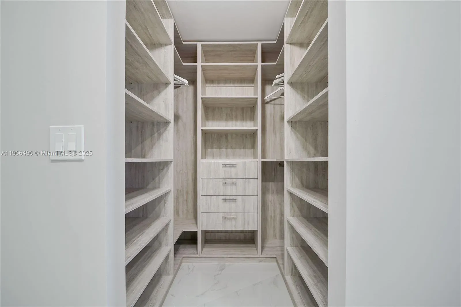 300 S Pointe Dr, #4306