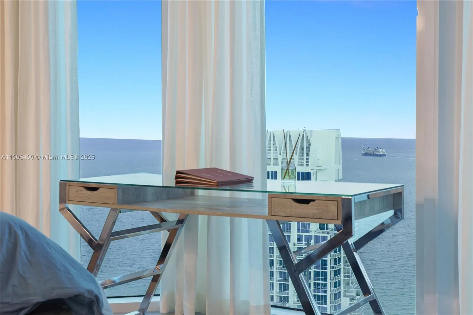 300 S Pointe Dr, #4306