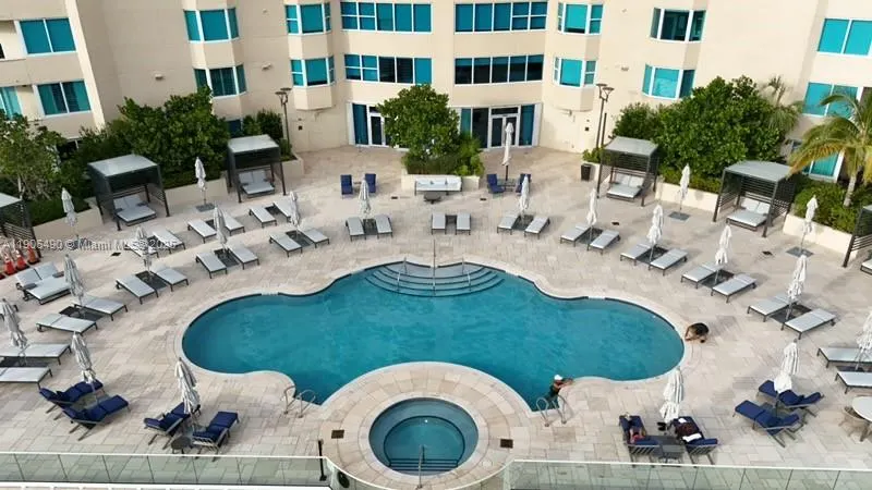 300 S Pointe Dr, #4306