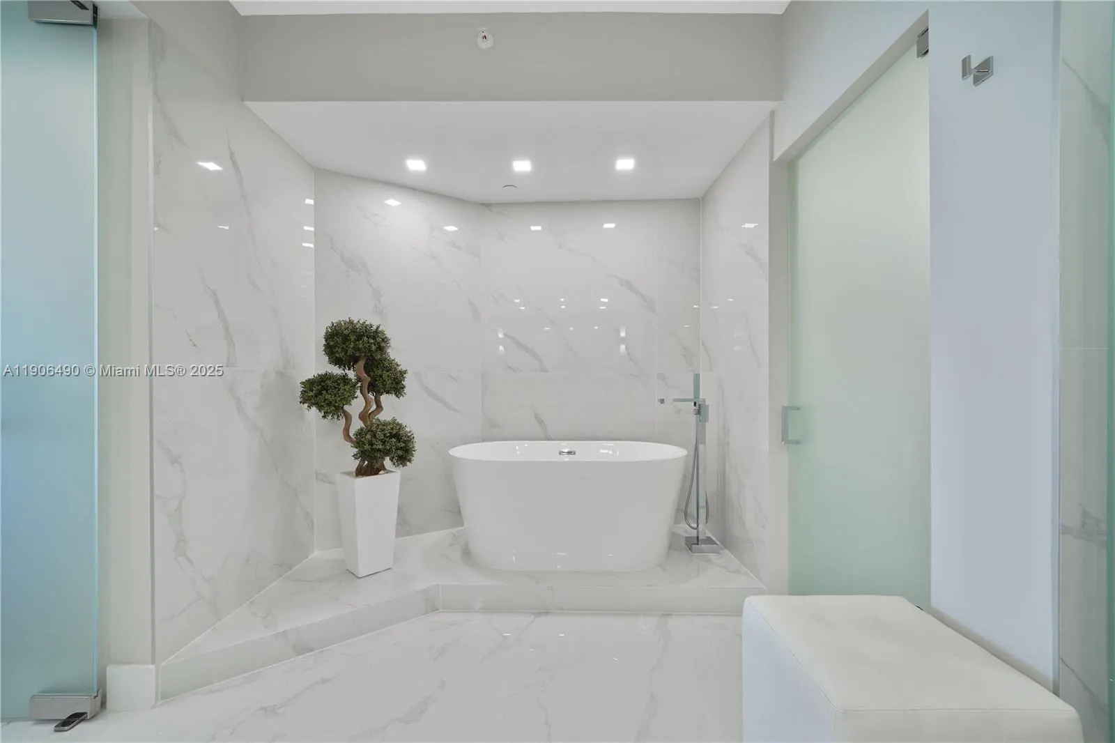 300 S Pointe Dr, #4306