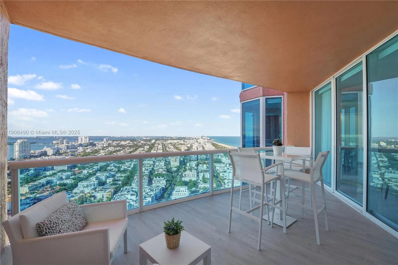 300 S Pointe Dr, #4306