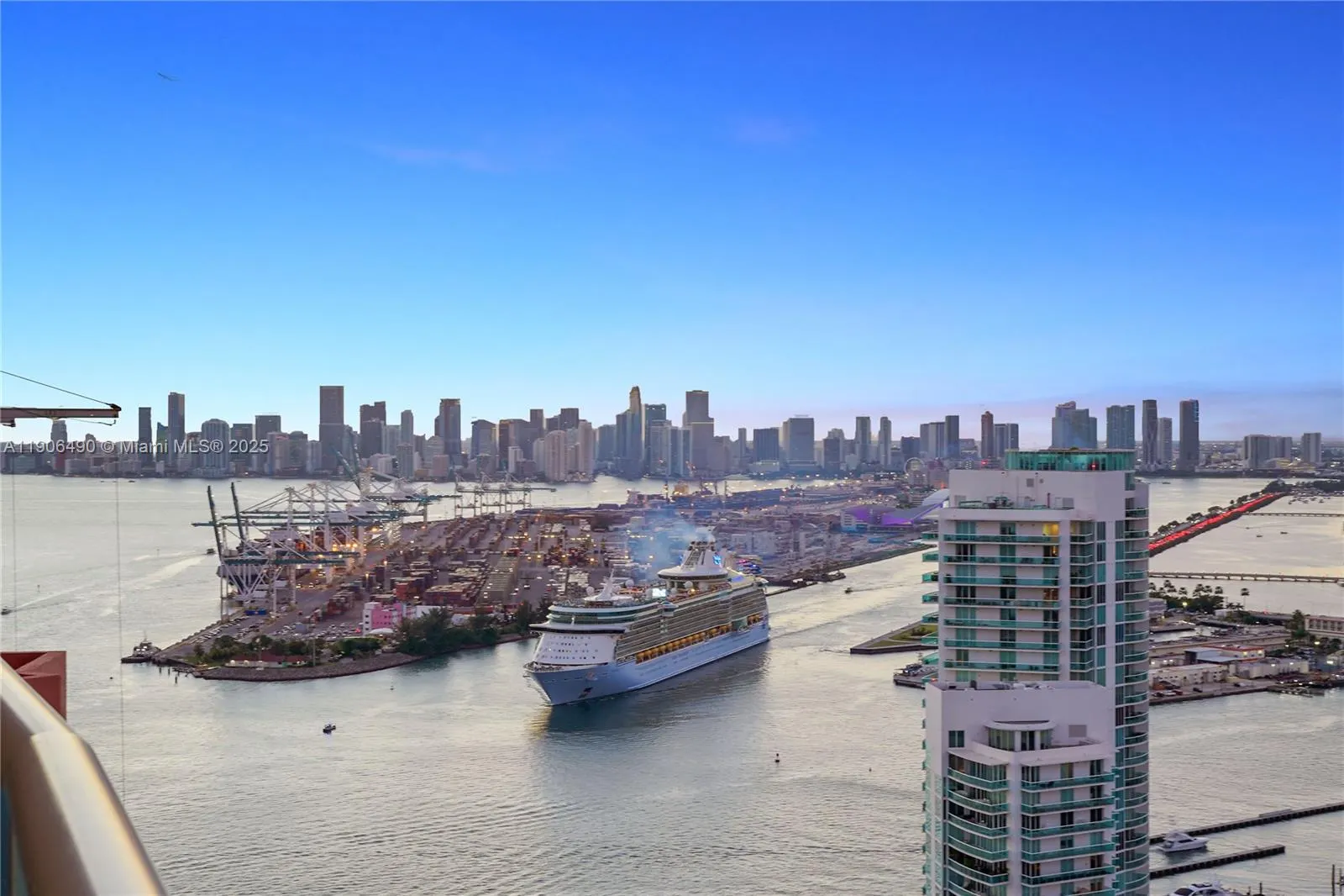 300 S Pointe Dr, #4306