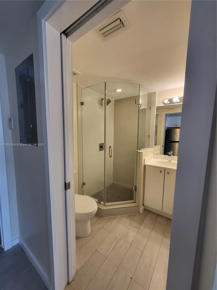 1601 Meridian Ave, #106