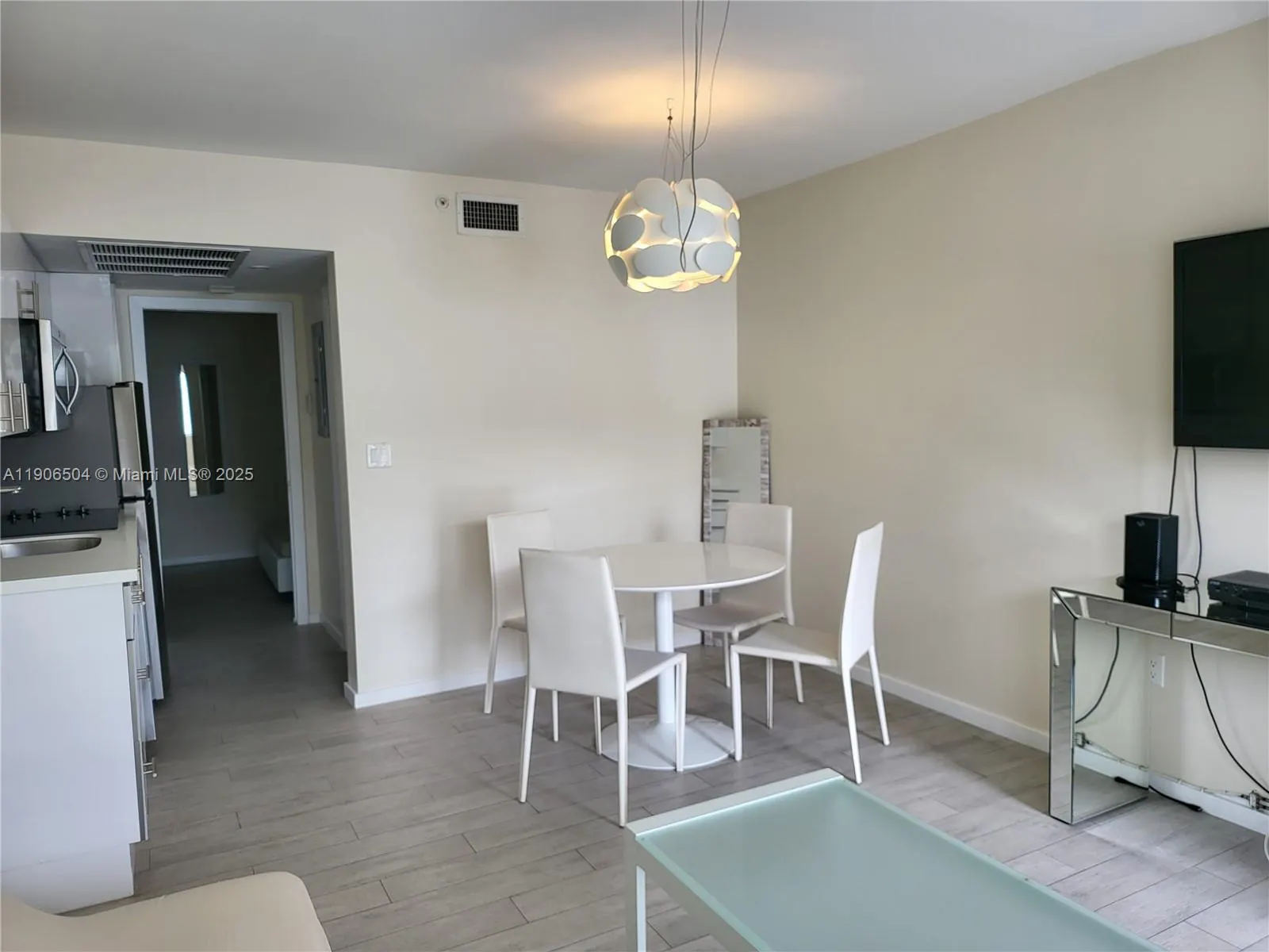 1601 Meridian Ave, #106