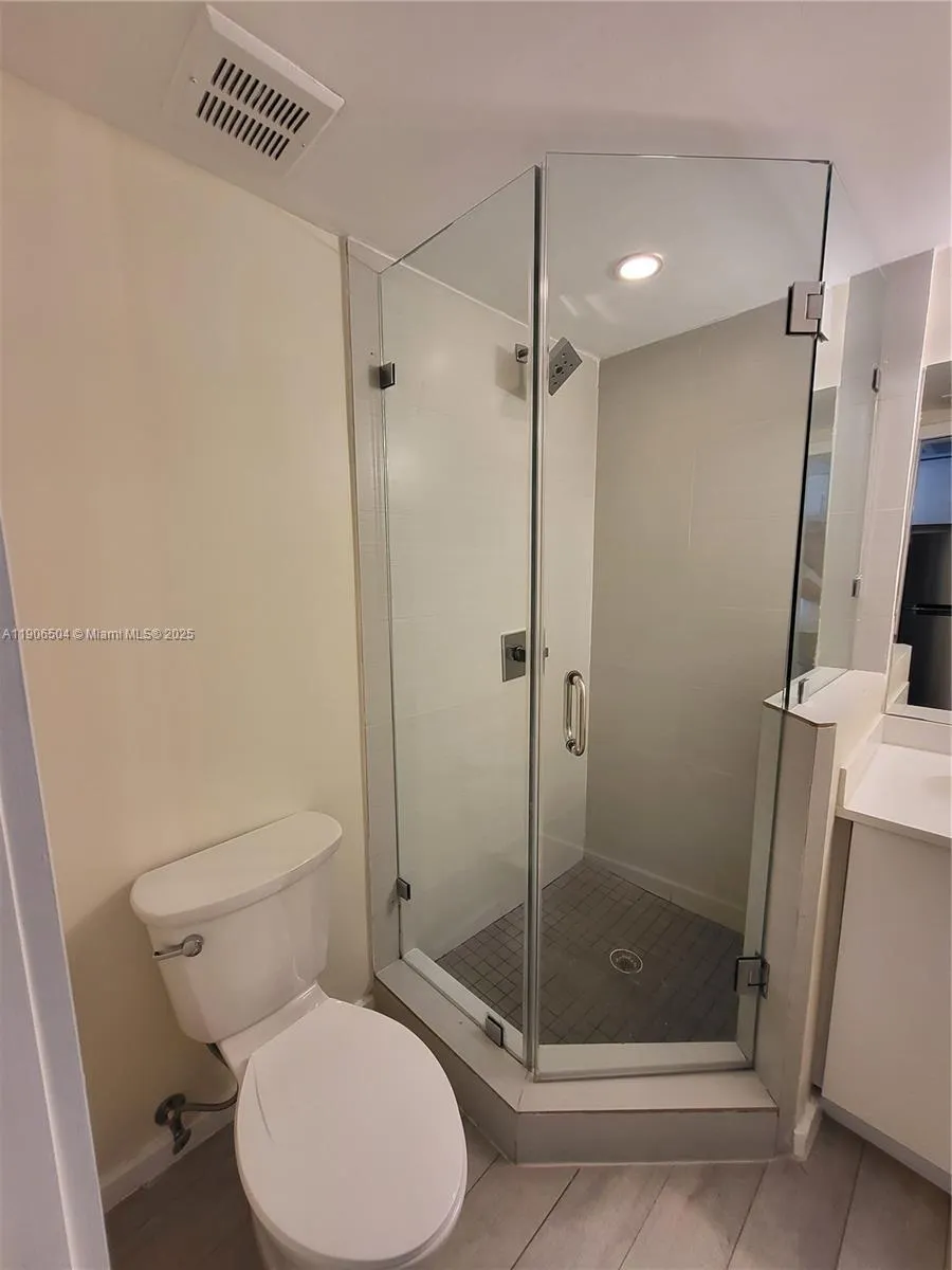 1601 Meridian Ave, #106