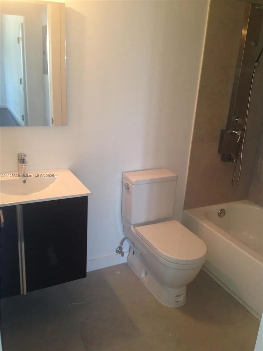 551 Michigan Ave, #122