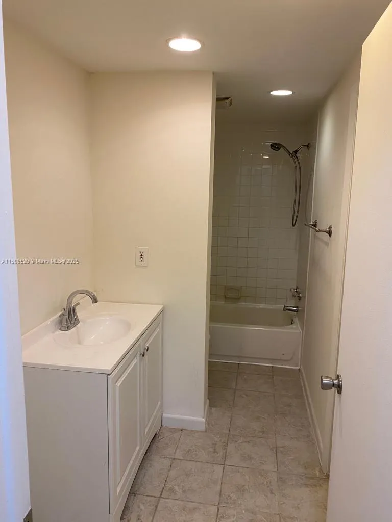 2800 NW 56th Ave, #E401